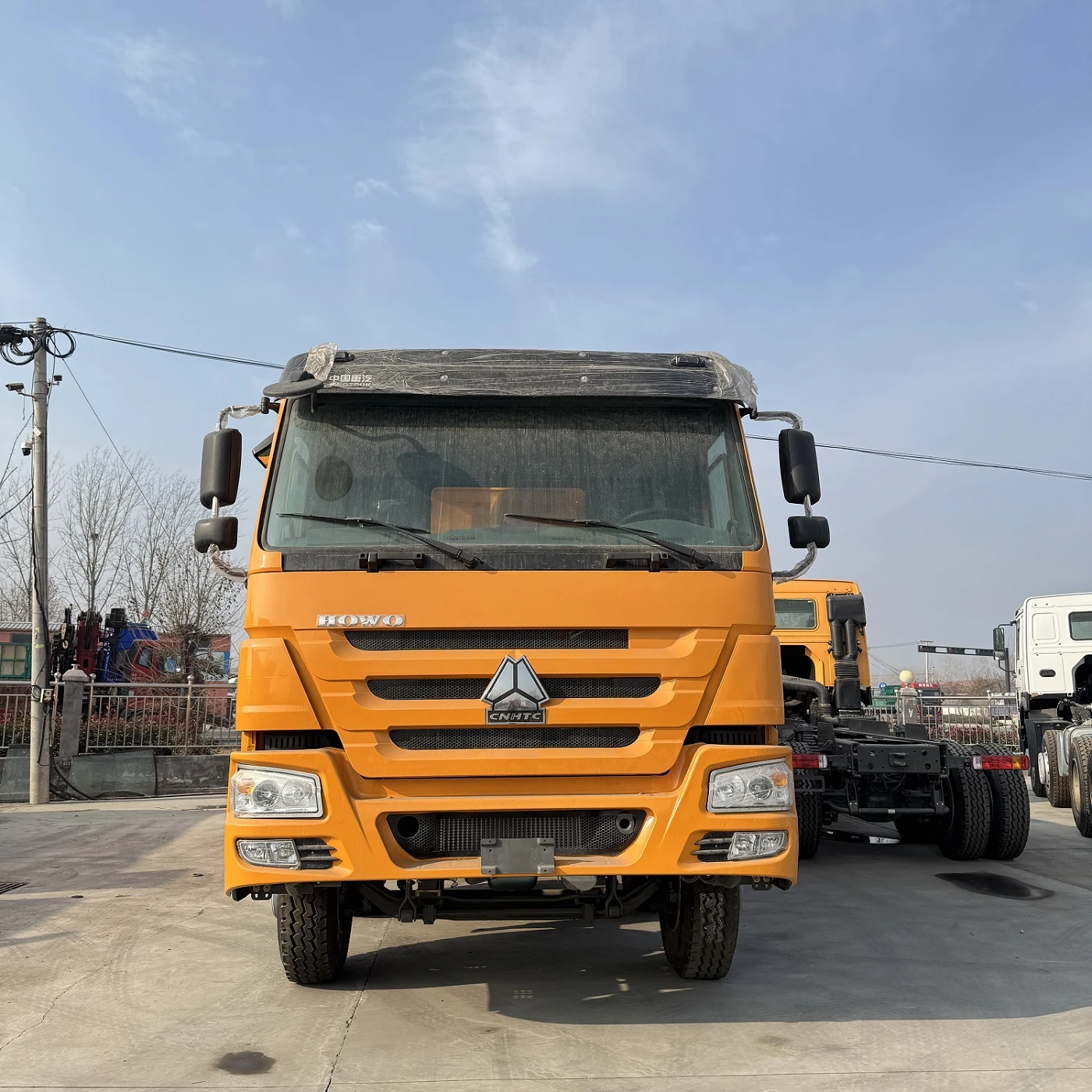 Veiligheidsvoorzieningen voor dumptrucks: achteruitrijalarmen, camerasystemen...